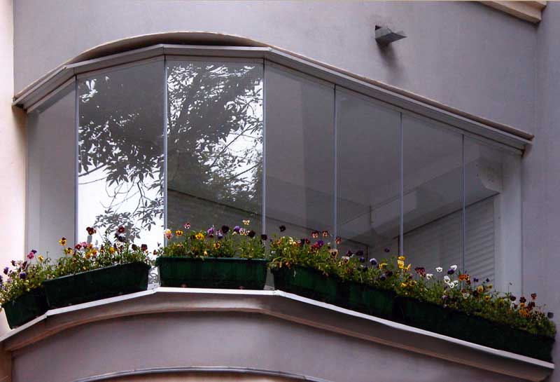 Безрамное остекление балконов – стильные окна