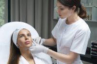 Какие процедуры выполняют в клиниках эстетической медицины?